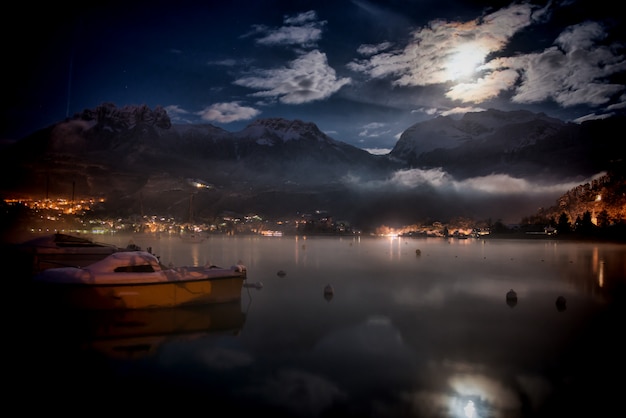 Vista de un lago en la noche