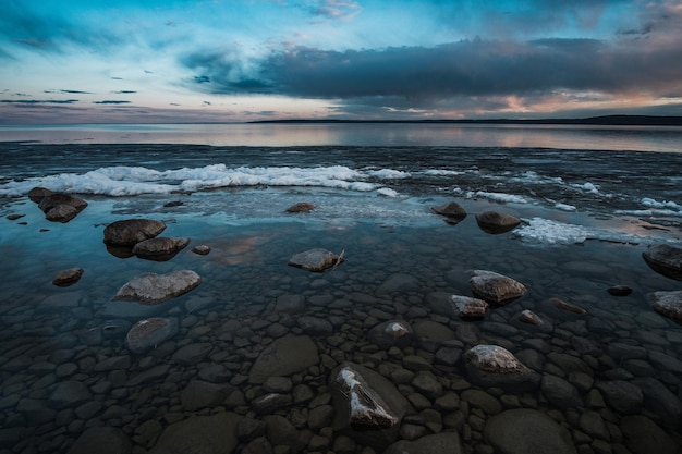 Vista del lago Onega al atardecer en Medvezhjegorsk