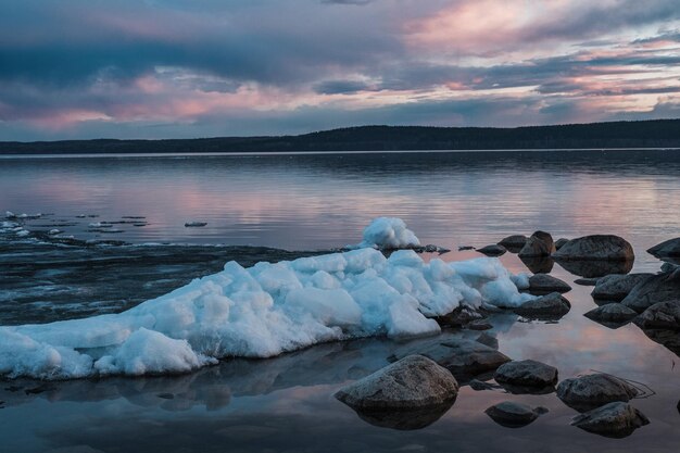 Vista del lago Onega al atardecer en Medvezhjegorsk