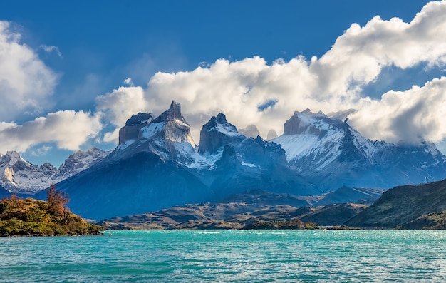 Vista del lago Pehoé y Cuernos del Paine en el Parque Nacional Torres del Paine, Patagonia, Chile