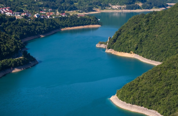 Vista del lago Piva Pivsko Jezero en Montenegro