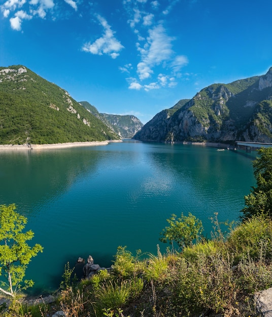 Vista del lago Piva Pivsko Jezero en Montenegro