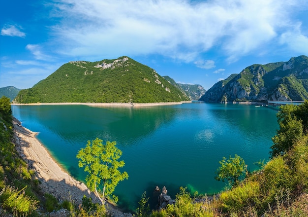 Vista del lago Piva Pivsko Jezero en Montenegro