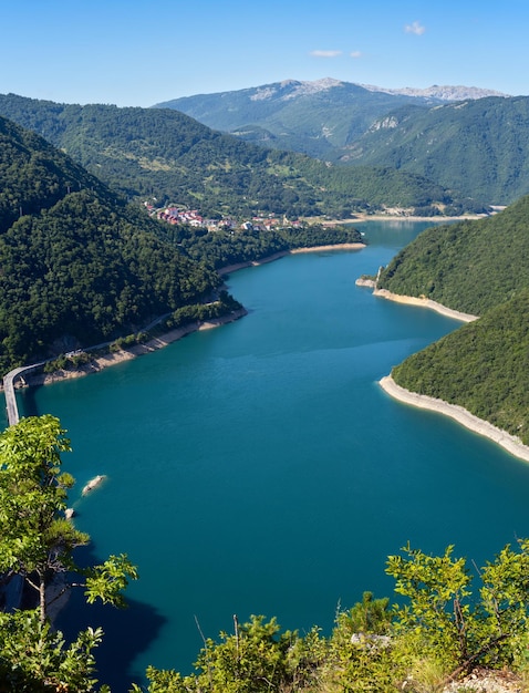 Vista del lago Piva Pivsko Jezero en Montenegro