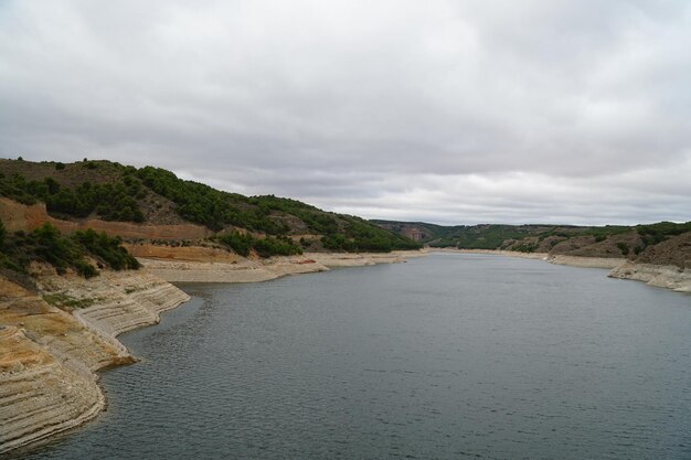 Una vista del lago desde el puente.