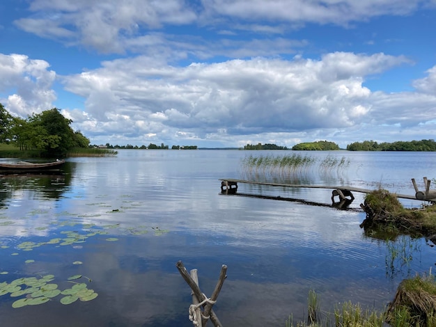 Vista del lago con un reflejo del cielo nublado