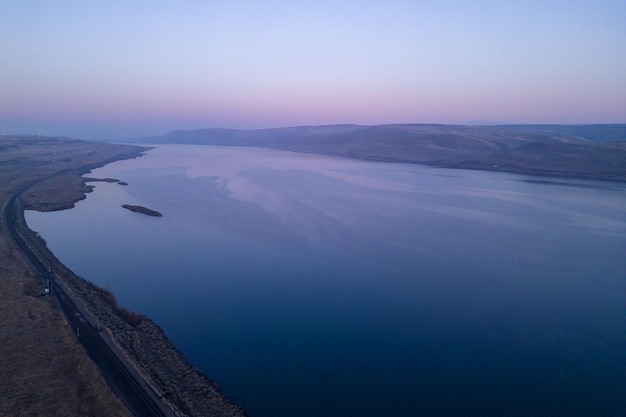 Una vista del lago salado desde la cima de la colina.