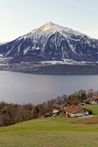 Foto vista del lago de suiza cerca de thun con vistas a la montaña niesen en invierno
