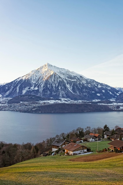 Foto vista del lago suizo cerca de thun con vistas a la montaña niesen en invierno