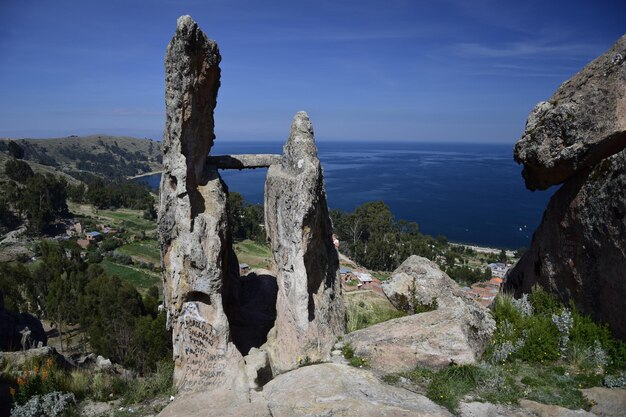 Vista del lago Titicaca entre dos rocas Copacabana Bolivia