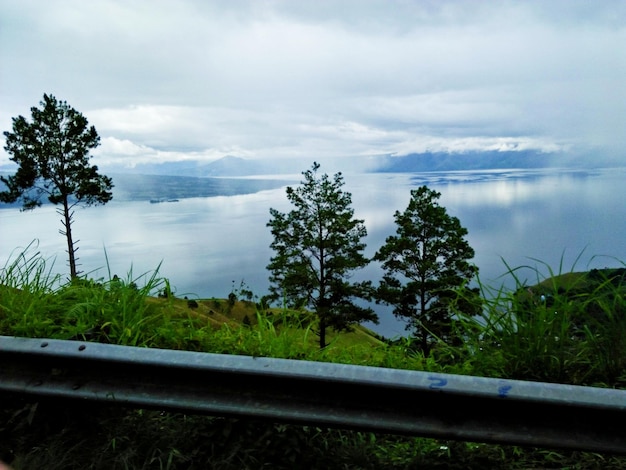 Foto vista del lago toba con agua clara