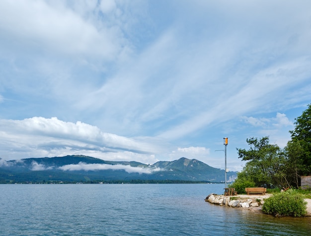 Vista del lago de verano Wolfgangsee (Austria)