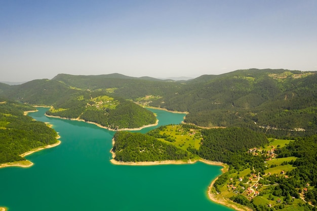 Vista del lago Zaovine desde la montaña Tara en Serbia