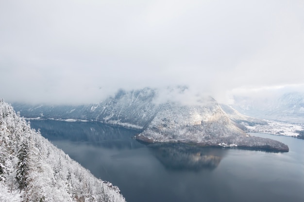 Vista de la laguna en la ciudad patrimonio de Hallstatt 4000 años en Austria