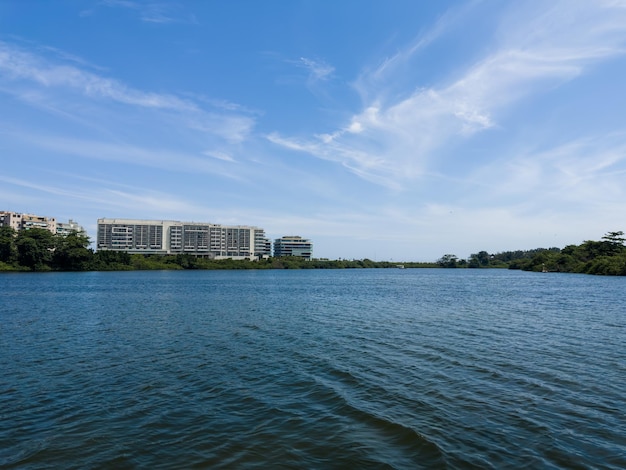 Vista de la laguna de Marapendi con edificios al fondo y vegetación circundante y árboles Colinas al fondo Ubicado cerca de Praia da Reserva en Río de Janeiro