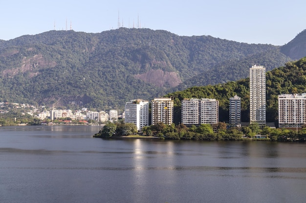 Foto vista de la laguna rodrigo de freitas en río de janeiro, brasil