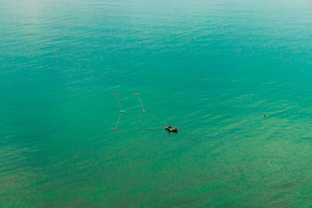 Foto vista de una lancha rápida en movimiento. barco con pescadores. los pescadores en el barco revisan las redes. transporte acuático y ocio veraniego.