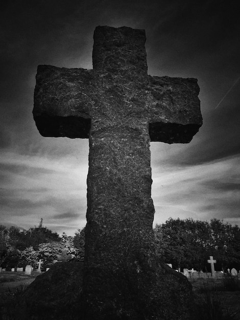 Foto vista de las lápidas en el cementerio