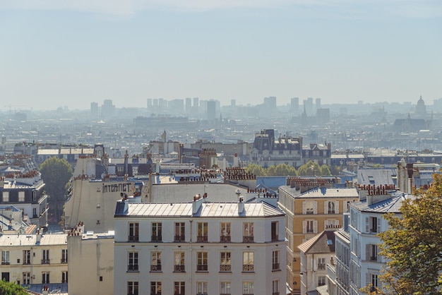 Vista de larga exposición de París con un fondo ligeramente desordenado Francia