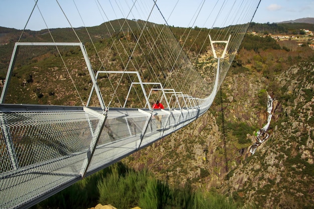 Vista lateral de uno de los 516 Puentes Colgantes de Arouca.