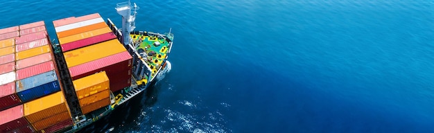 Vista lateral aérea del buque de carga que transporta contenedores y se ejecuta para exportar mercancías desde el puerto del patio de carga hasta el despacho de aduanas de transporte de tecnología de concepto oceánico personalizado