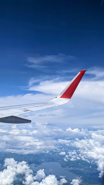 Foto vista lateral del ala del avión desde un avión para el estado de instagram