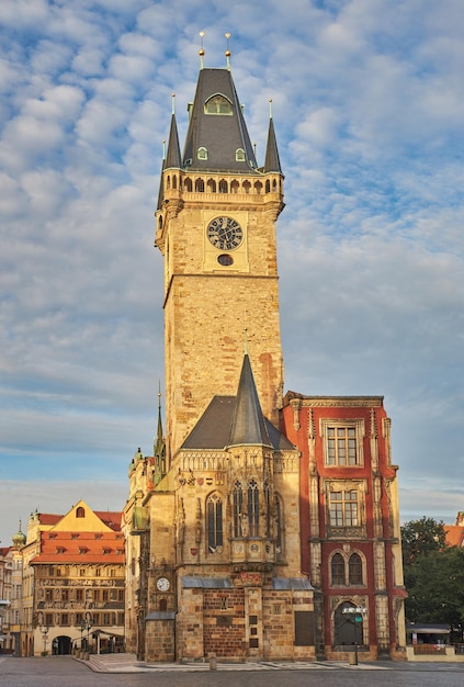 Vista lateral del antiguo ayuntamiento de Praga