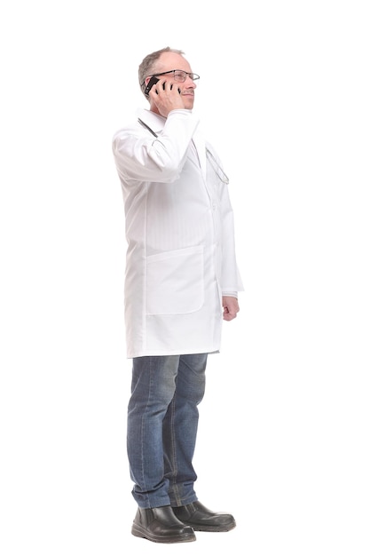 Vista lateral de un apuesto médico que usa o habla sobre o presenta un teléfono inteligente