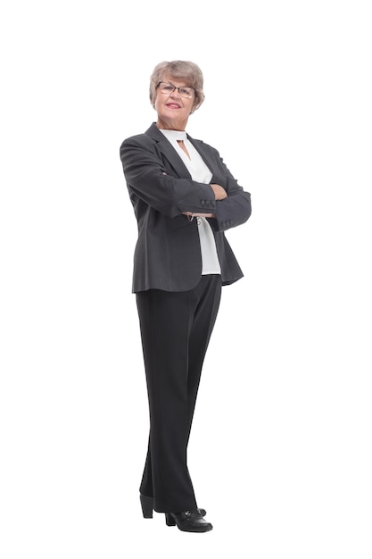 Vista lateral de una atractiva mujer de negocios aislada de fondo blanco con los brazos cruzados