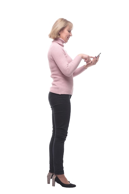 Foto vista lateral de la bella dama mirando la pantalla de su teléfono celular