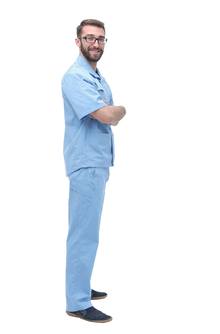 Foto vista lateral bem sucedido médico masculino olhando para a câmera