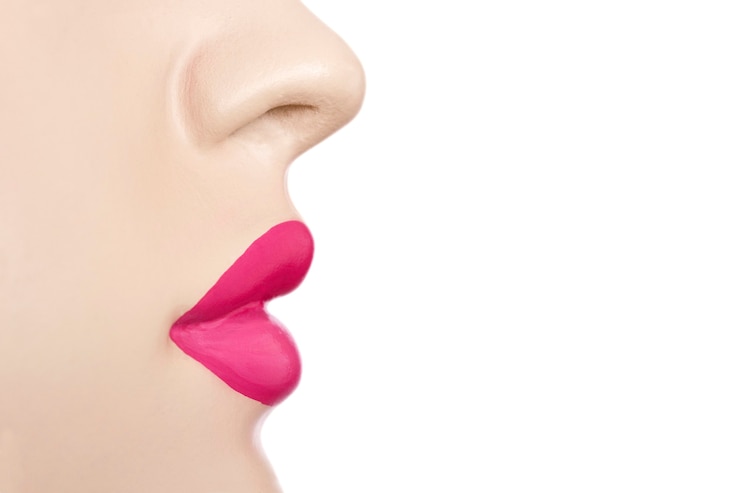 Foto vista lateral de la boca y la nariz de un maniquí femenino con lápiz labial rosa