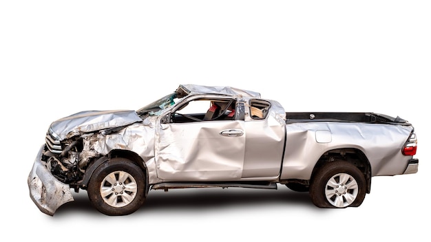 Vista lateral de una camioneta gris o bronce dañada por accidente en la carretera autos dañados después de una colisión aislada en fondo blanco con camino de recorte