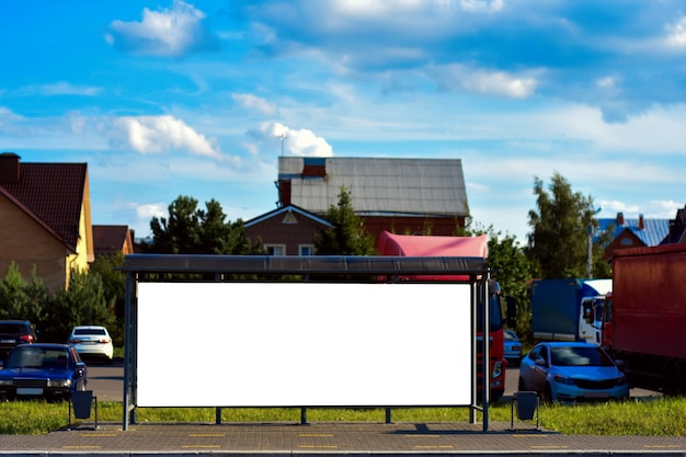 Foto vista lateral de la cartelera horizontal blanca en blanco en la parada de autobús concepto comercial mock up