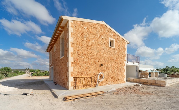 Vista lateral de una casa de campo con paredes de piedra en Mallorca, España