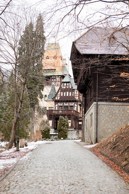 Vista lateral del Castillo Pelisor de Sinaia, Rumania. Castillo medieval