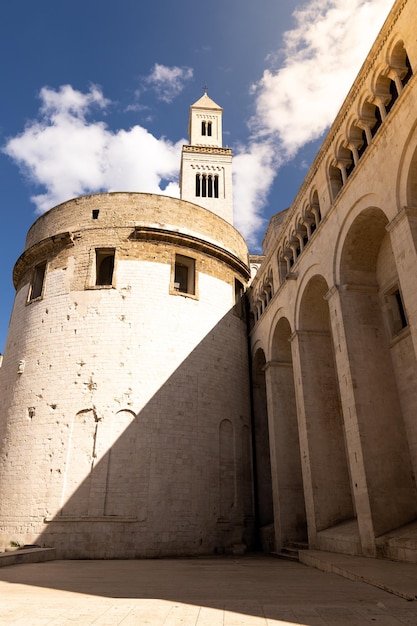 Foto vista lateral de la catedral de la virgen en el casco antiguo de la ciudad de matera basilicata italia