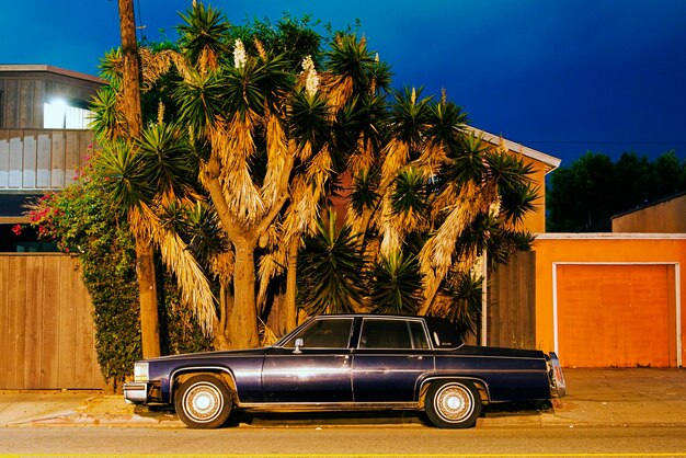 Vista lateral de un clásico muscle car americano de época en la calle de noche en Venecia, California