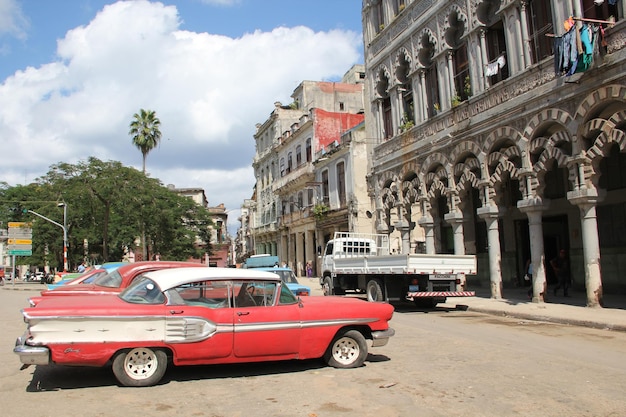 Foto vista lateral de los coches estacionados