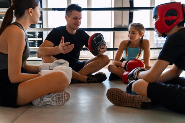 Foto vista lateral crianças aprendendo boxe