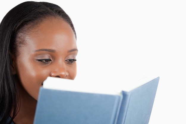 Vista lateral da jovem mulher lendo seu livro