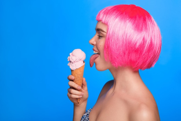 Vista lateral da mulher lambendo sorvete