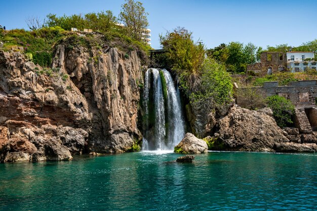 Vista lateral das cachoeiras de Duden Karpuzkaldran em Antalya