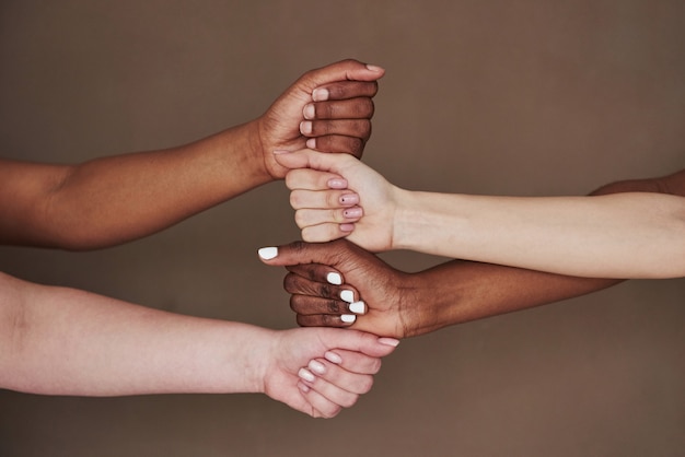 Foto vista lateral das mãos das mulheres em gesto. concepção de sucesso