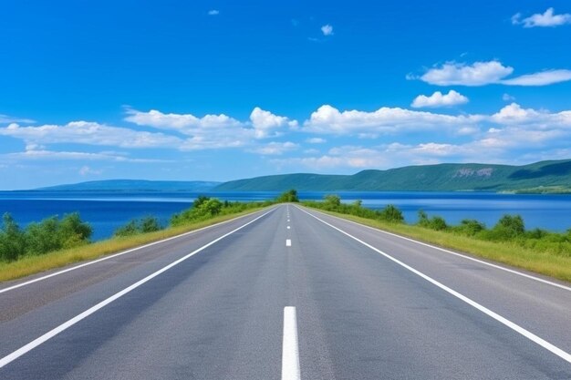 Foto vista lateral de asfalto estrada reta de faixas com linhas e vista da paisagem marinha em fundo.