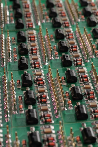 Vista lateral de close-up de um painel de SMD está localizado na produção de sistemas de controle automático. O conceito de produção industrial de equipamentos para fins industriais e estratégicos