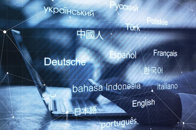 Vista lateral de elearning de um empresário no escritório com uma xícara de café usando um telefone móvel