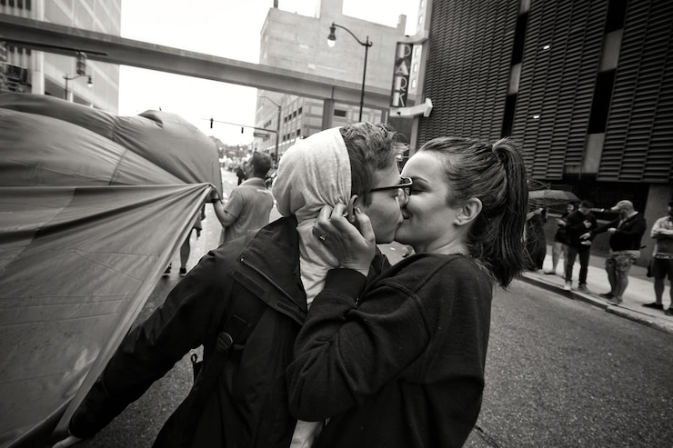 Foto vista lateral de um casal a beijar-se ao ar livre