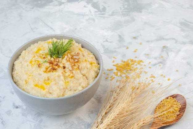 Vista lateral de um delicioso café da manhã com aveia servido com verde em uma tigela crave o arroz integral no fundo de gelo com espaço livre