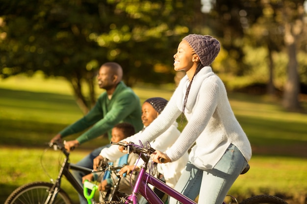 Vista lateral, de, um, família jovem, fazendo um passeio bicicleta